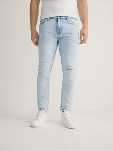 Reserved - Jeansy carrot slim z przetarciami - niebieski - Spodnie męskie - miniaturka - grafika 1