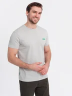 Koszulki męskie - Męski bawełniany t-shirt z zieloną naszywką na piersi jasnoszary V2 OM-TSCT-0151 XL - miniaturka - grafika 1