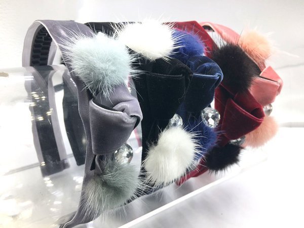 Elegancka złota opaska do włosów z kwiatami i motylami