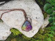 Wisiorki - Miedziany wisiorek wire wrapping z tęczową druzą agatową - miniaturka - grafika 1