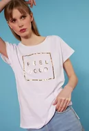 Koszulki i topy damskie - Biały t-shirt ze złotą aplikacją - Femestage - miniaturka - grafika 1
