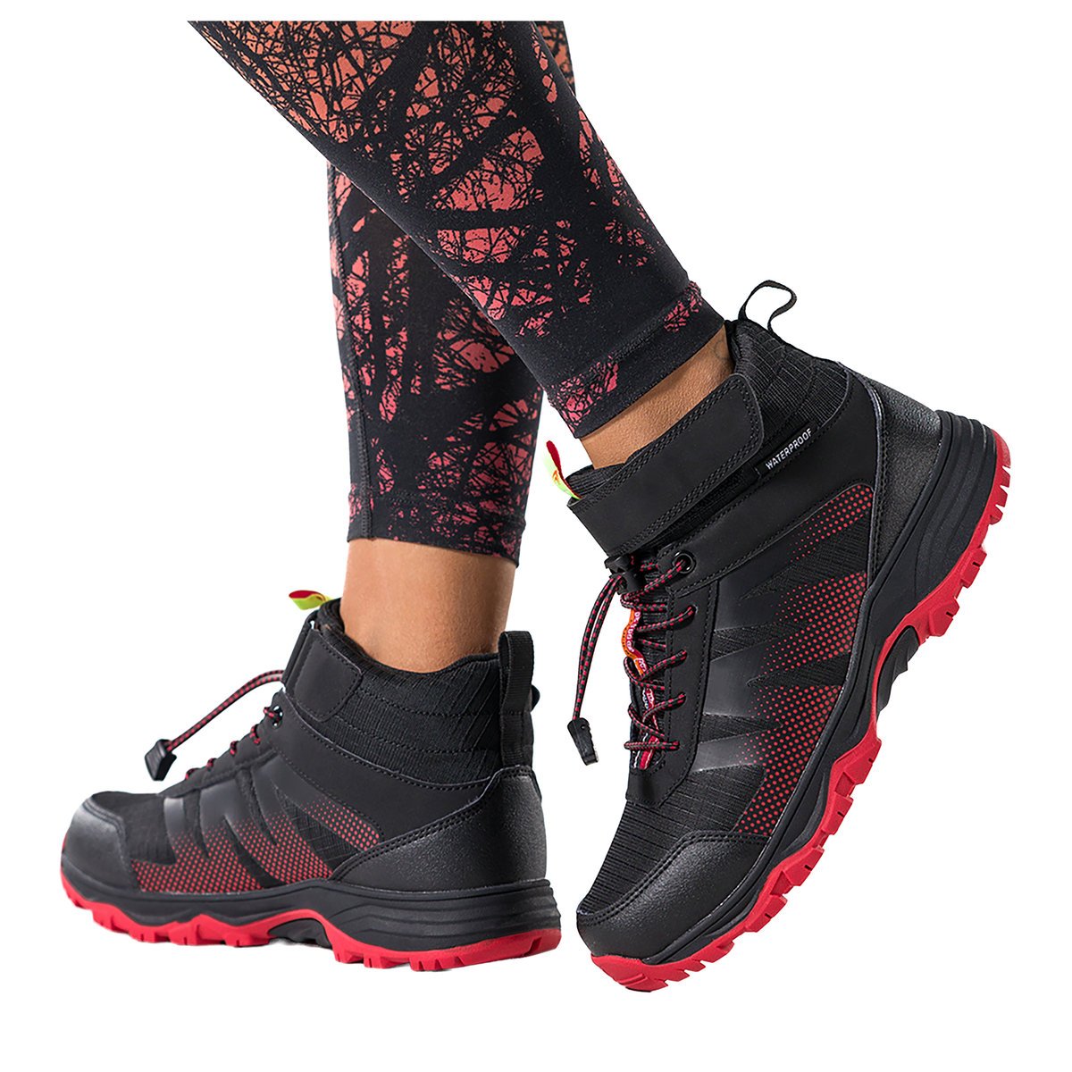 Czarne buty trekkingowe damskie wodoodporne na bieżnikowanej podeszwie z regulowaną elastyczną sznurówką pasek na rzep czerwone wstawki Casu 7390-6D..