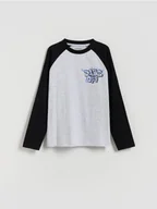 Bluzki dla chłopców - Reserved - Bawełniany longsleeve z nadrukiem - jasnoszary - miniaturka - grafika 1