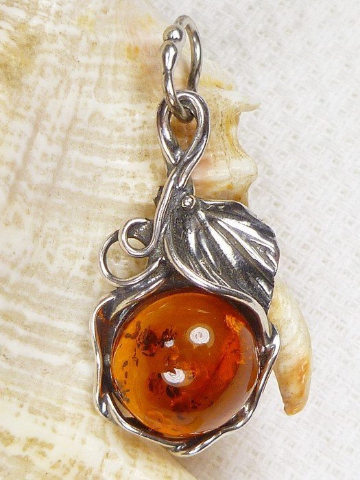 Wisiorek srebrny z bursztynem 612-46
