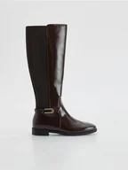 Botki damskie - Reserved - Kozaki z ozdobnym paskiem - mahoniowy - miniaturka - grafika 1