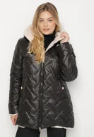 Kurtki damskie - Czarno-Beżowa Pikowana Kurtka z Kapturem i Futrzaną Wyściółką Navea - miniaturka - grafika 1
