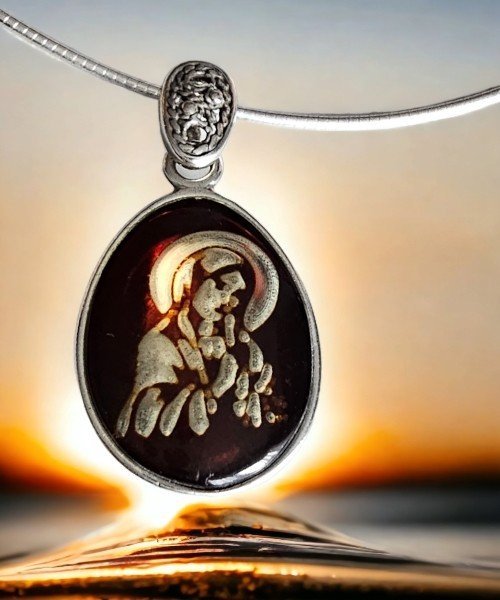ankabizuteria.pl Srebrna zawieszka z bursztynem Maryja grawerowana w