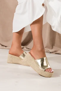 Złote klapki damskie espadryle na koturnie Carla 100-401 - Klapki i japonki damskie - miniaturka - grafika 1
