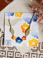 Naszyjniki - Kolorowy naszyjnik z motywem kwiatowym - artystyczna biżuteria na prezent - miniaturka - grafika 1