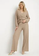 Komplety damskie - Jasnobrązowy Komplet z Tłoczonej Tkaniny Kopertowa Bluzka z Falbanką i Spodnie Hilinne - miniaturka - grafika 1