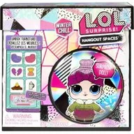 Lalki dla dziewczynek - LOL Surprise LOL Surprise Mebelki Winter Chill Salon z Kominkiem z Lalką Cozy Babe 576624 KUP Z DOSTAWĄ TEGO SAMEGO DNIA DO NAJWIĘKSZYCH MIAST 0000045743 - miniaturka - grafika 1