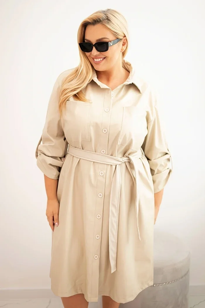 Sukienka damska z eko-skóry Plus Size z paskiem i kołnierzykiem beżowa Beżowy