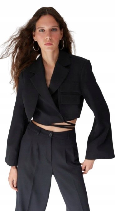 TRENDYOL KRÓTKA CZARNA MARYNARKA Z KLASYCZNYMI KLAPAMI I KIESZENIAMI 38 5_A