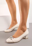 Czółenka - Białe Czółenka na Niewysokim Słupku ze Skórzaną Wkładką Ozdobione Metalową Aplikacją Tisavena - miniaturka - grafika 1