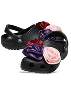 Klapki i japonki damskie - Crocs Chodaki "Rosette" w kolorze czarnym ze wzorem - miniaturka - grafika 1
