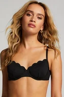 Stroje kąpielowe - Hunkemöller Nieusztywniany stanik bikini z fiszbinami, z falowanym brzegiem Czarny - miniaturka - grafika 1