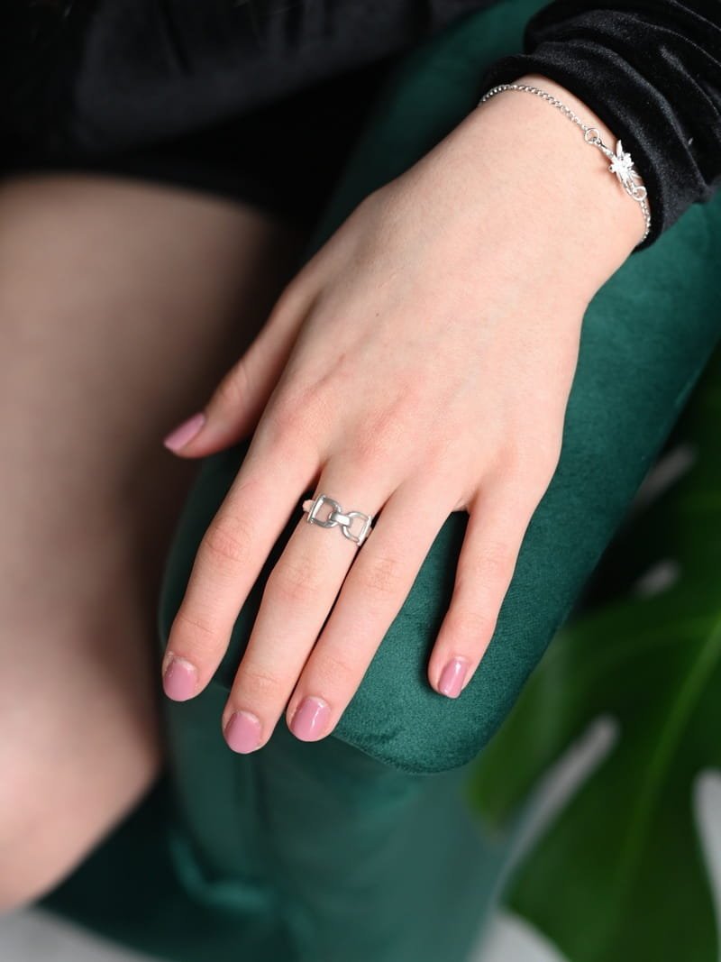 Pierścionek z kokardką srebrny jasny