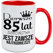 Kubki - KUBEK XXL CZERWONY PREZENT URODZINY PIERWSZE 85 LAT JEST NAJTRUDNIEJSZE WZ - miniaturka - grafika 1