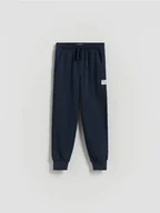 Spodnie i spodenki dla chłopców - Reserved - Bawełniane spodnie jogger - granatowy - miniaturka - grafika 1