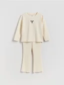 Spodnie i spodenki dla dziewczynek - Reserved - Prążkowany komplet z haftem - kremowy - miniaturka - grafika 1