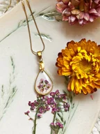 Naszyjniki - Piękny naszyjnik z kwiatami zamkniętymi w żywicy - miniaturka - grafika 1