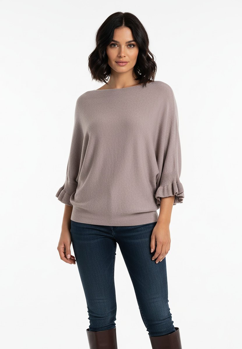 Brązowy sweter damski nietoperzowy z falbaną przy rękawach 3/4 dekolt łódka casual - M1257, brązowy, XL