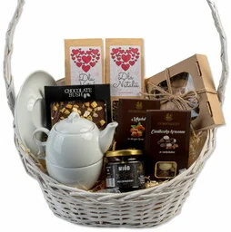 Kosz prezentowy personalizowany ze słodkościami i dzbankiem - Zestawy upominkowe - miniaturka - grafika 1