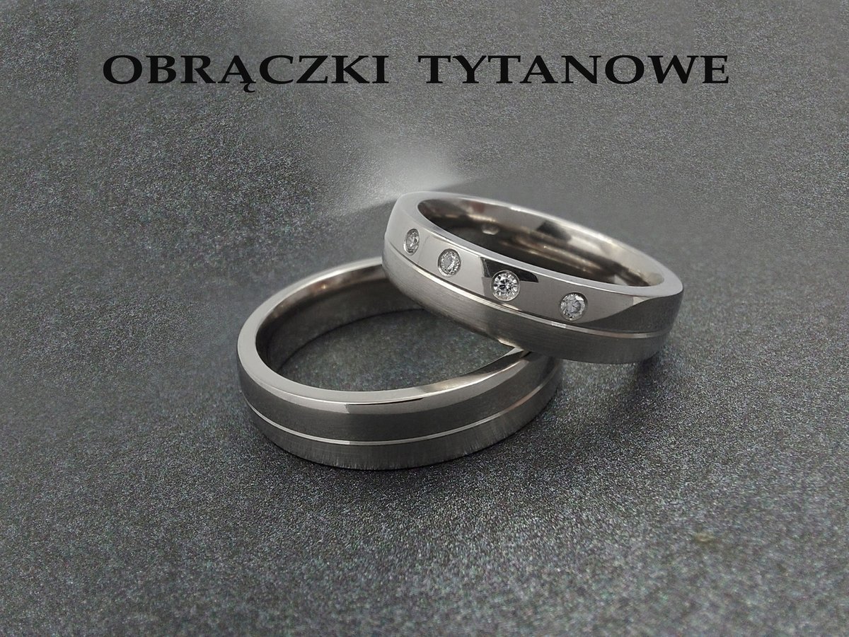 Obrączki tytanowe z 4 cyrkoniami,półokrągłe BT26