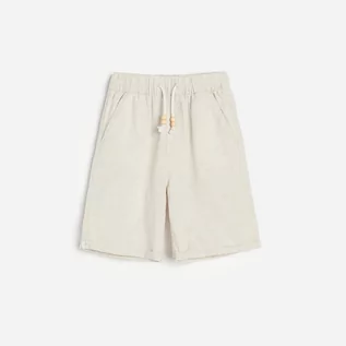 Spodnie i spodenki dla chłopców - Reserved Bawełniane szorty z lnem - Kremowy - grafika 1