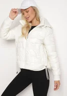 Kurtki damskie - Biała Pikowana Kurtka z Odpinanym Kapturem Wydłużonym Tyłem i Ściągaczami Zinonia - miniaturka - grafika 1
