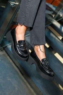 Czarne mokasyny skórzane lakierowane damskie na szerokim klocku z ozdobą Casu BC24X11-B - Mokasyny damskie - miniaturka - grafika 1