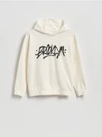 Bluzy dla chłopców - Reserved - Bawełniana bluza z nadrukiem - złamana biel - miniaturka - grafika 1