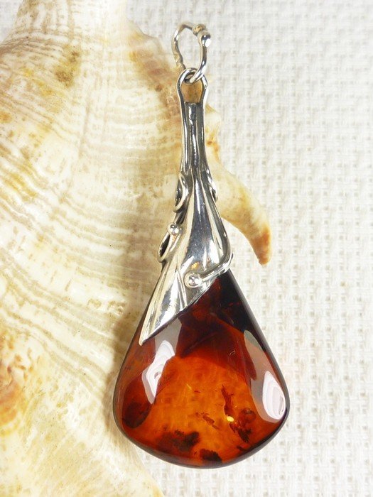 Wisiorek srebrny z bursztynem, handmade 611-33