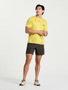 Koszulki sportowe męskie - Saucony Koszulka sportowa w kolorze żółtym - miniaturka - grafika 1