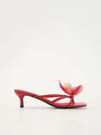 Klapki i japonki damskie - Reserved - Skórzane klapki z dekoracyjnym kwiatem - czerwony - miniaturka - grafika 1