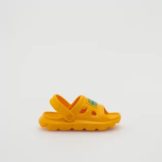 Buty dla chłopców - Reserved Reserved - Lekkie klapki z aplikacją - Żółty - grafika 1