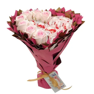 Słodki bukiet w kształcie serca różowy i złoty z cukierkami Raffaello i 7 mydlanych róż (rozmiar serca 23 cm * 20 cm) - Zestawy upominkowe - miniaturka - grafika 1