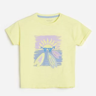 Koszulki dla chłopców - Reserved Reserved - Bawełniany t-shirt z nadrukiem i aplikacją - Żółty - grafika 1