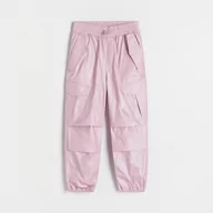 Spodnie i spodenki dla dziewczynek - Reserved - Spodnie parachute z kieszeniami cargo - Różowy - miniaturka - grafika 1