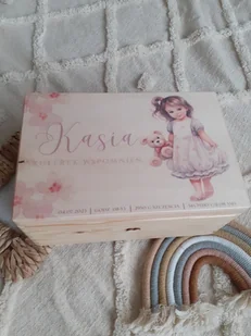 Kuferek dziewczynka pojemnik drewniany - Pamiątka Chrztu Świętego - miniaturka - grafika 1