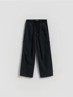 Spodnie i spodenki dla chłopców - Reserved - Bawełniane spodnie - czarny - miniaturka - grafika 1