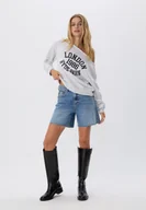 Bluzy damskie - Stradivarius Bluza z nadrukiem i odkrytym ramieniem Popielaty S - miniaturka - grafika 1