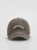 Czapki damskie - Reserved - Bawełniana czapka z daszkiem - ciemnobrązowy - miniaturka - grafika 1