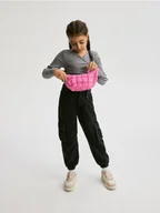Spodnie i spodenki dla dziewczynek - Reserved - Jeansy jogger cargo - czarny - miniaturka - grafika 1