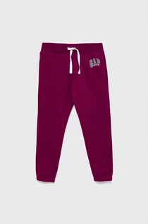 Spodnie i spodenki dla dziewczynek - GAP spodnie dresowe dziecięce kolor fioletowy z nadrukiem - Gap - grafika 1