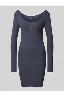 Sukienka mini z dekoltem w łódkę i efektem prążkowania - Pieces - Sukienki - miniaturka - grafika 1