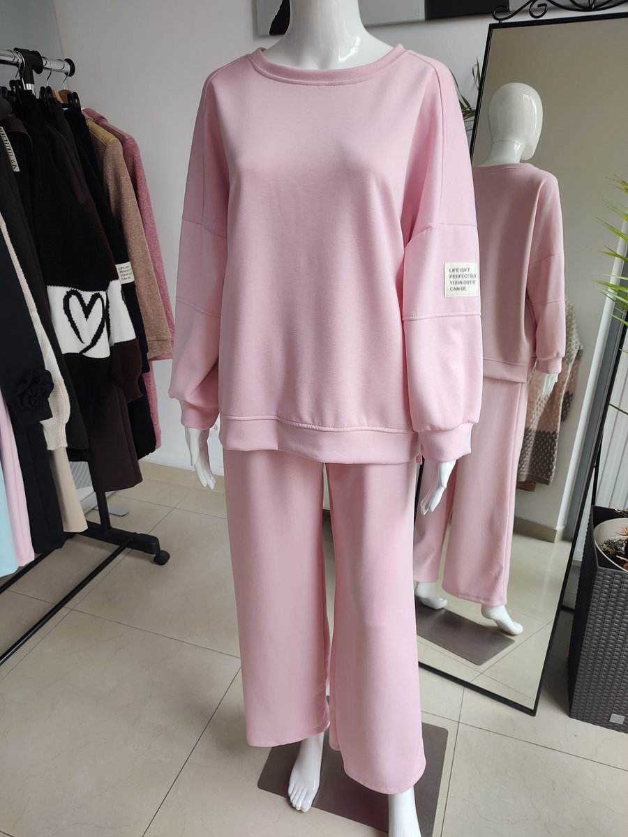 Masełkowy dres oversize z naszywką - różowy One size