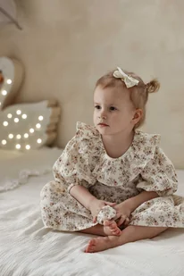 Sukienka dla dziewczynki, falbanka przy szyi cynamonowa łączka rozmiar 92cm - Domki dla lalek Sukienka dla dziewczynki, falbanka przy szyi cynamonowa łączka rozmiar 92cm - Domki dla lalek - miniaturka - grafika 1