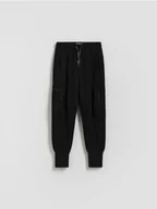 Spodnie i spodenki dla chłopców - Reserved - Joggery cargo z kieszeniami - czarny - miniaturka - grafika 1