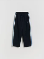 Spodnie i spodenki dla chłopców - Reserved - Bawełniane spodnie - granatowy - miniaturka - grafika 1